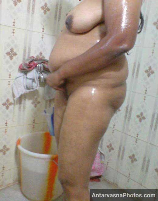 Nude Indian Aunty Ne Nighty Khol Ke Boobs Aur Gaand Dikhai