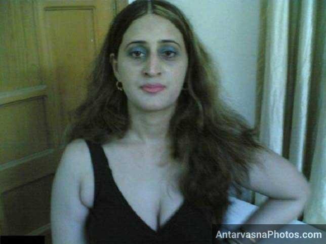 Pakistani teacher Nagma khan ke bur aur boobs ke pics