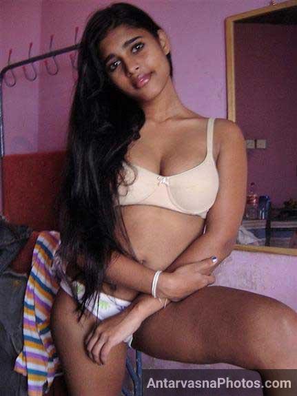 Sexy Indian Girl Radha Ne Apne Dost Ko Boobs Dikha Ke Hot Kiya