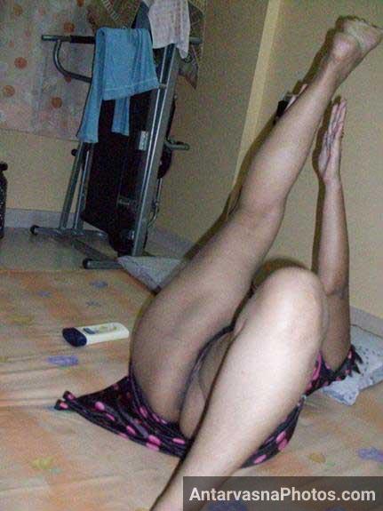 Nude Indian Aunty Ne Yoga Excercise Ke Sath Chut Dikha Di
