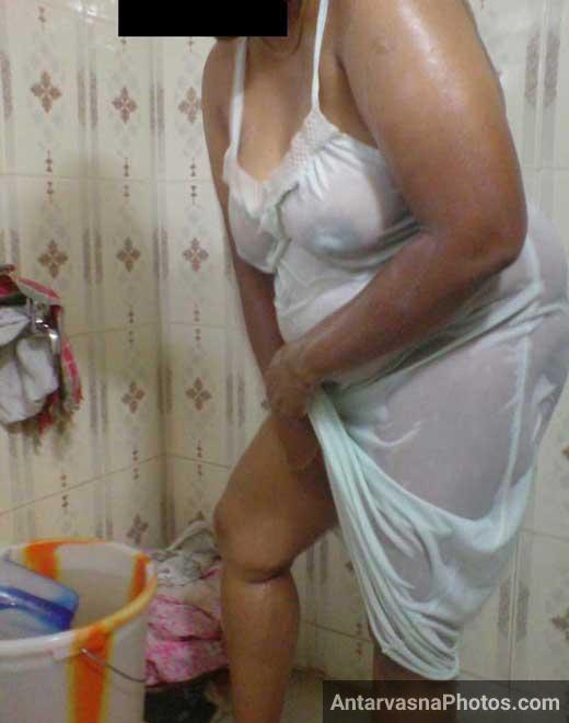 520px x 660px - Nude Indian aunty ne nighty khol ke boobs aur gaand dikhai