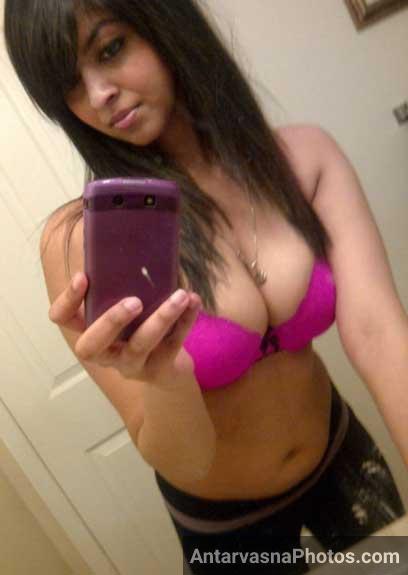 Erotic Indian Girl Ne Bathroom Me Boobs Aur Chut Ki Selfies Li