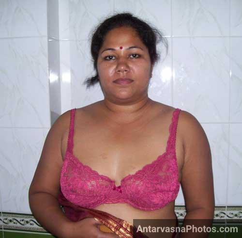 Indu Aunty Ke Sexy Boobs Saree Ke Andar Antarvasna Indian Sex Photos